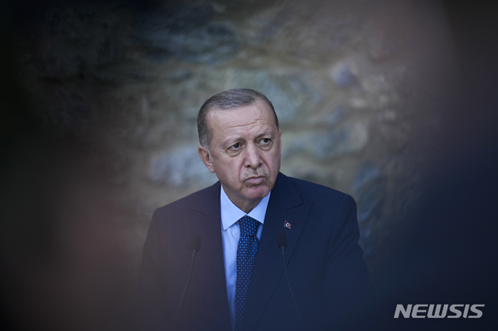[이스탄불(터키)=AP/뉴시스]지난 16일(현지시간) 레제프 타이이프 에르도안 터키 대통령이 이스탄불 대통령궁에서 앙겔라 메르켈 독일 총리와 공동 기자회견을 가지고 있다. 2021.10.18.
