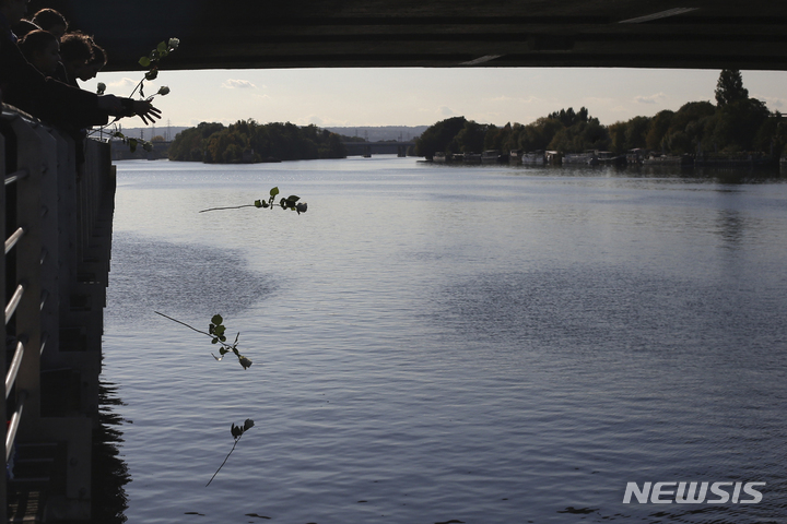 [AP/뉴시스] 센느강에 던져진 추모 꽃송이