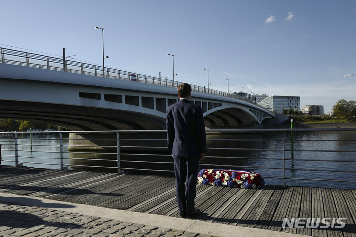 [AP/뉴시스] 에마뉘엘 마크롱 대통령이 60년 전 알제리 독립전쟁을 지지한다는 혐의로 파리 경찰에 의해 체포된 뒤 강물 강제익사 등으로 희생된 알제리인들을 추모, 센느강 베종교 부근에서 헌화하고 있다