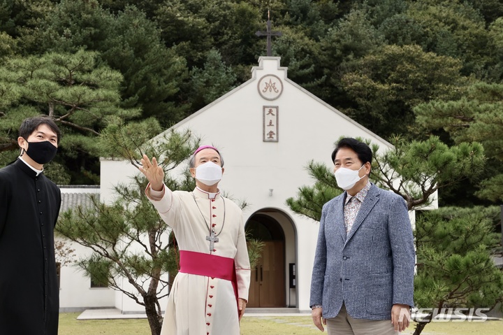  이용훈 천주교 수원교구장이 은이성지에서 백군기 용인시장과 ‘청년 김대건길’ 활성화 방안을 논의하고 있다. (사진제공=용인시)