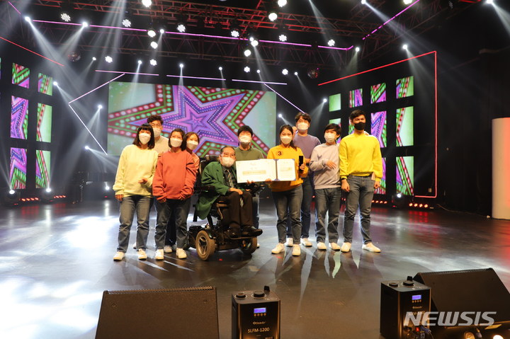 [서울=뉴시스] 골프존뉴딘그룹이 운영하는 장애인 직업합창단 '골프존 파스텔합창단'은 지난 14일 경기 파주 다빈치 스튜디오에서 열린 '제9회 대한민국장애인예술경연대회 스페셜K 어워즈'에 참여해 대상을 수상했다고 17일 밝혔다. (사진=골프존뉴딘그룹 제공) 2021.10.17. photo@newsis.com