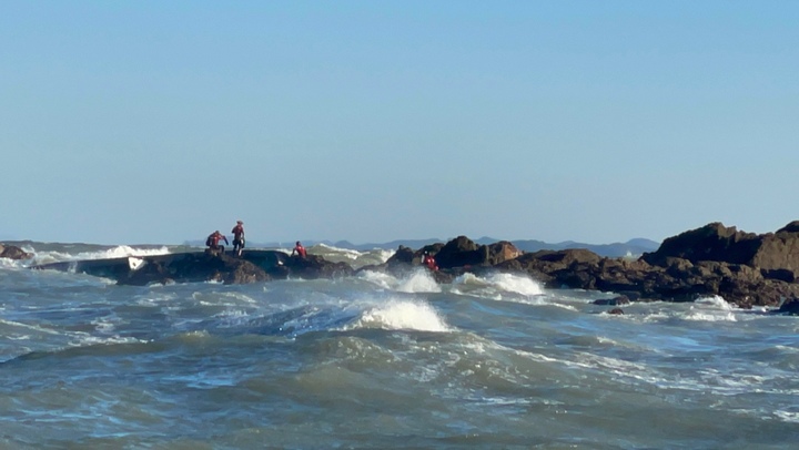 보령해경이 예인선에 접근하기 위해 시도하고 있다.(사진=보령해양경찰서 제공) *재판매 및 DB 금지