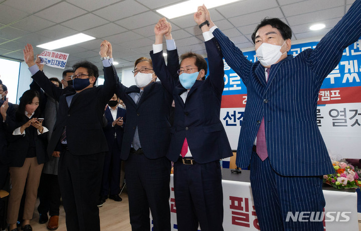 [서울=뉴시스] 국회사진기자단 = 최재형(왼쪽 두번째) 전 감사원장과 홍준표(왼쪽 세번째) 국민의힘 대선 경선 후보가 17일 오전 서울 여의도 홍준표 의원 사무실에서 열린 최 전 원장 영입 행사에서 포즈를 취하고 있다. 왼쪽부터 박찬주 전 육군대장, 최 전 원장, 홍 후보, 안상수 전 인천시장. 2021.10.17. photo@newsis.com