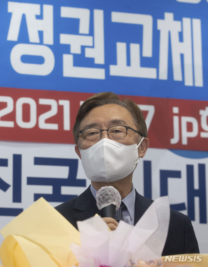 [서울=뉴시스] 국회사진기자단 = 최재형 전 감사원장이 지난 17일 오전 서울 여의도 홍준표 의원 사무실에서 열린 최 전 원장 영입 행사에서 취재진의 질문에 답변하고 있다. 2021.10.17. photo@newsis.com