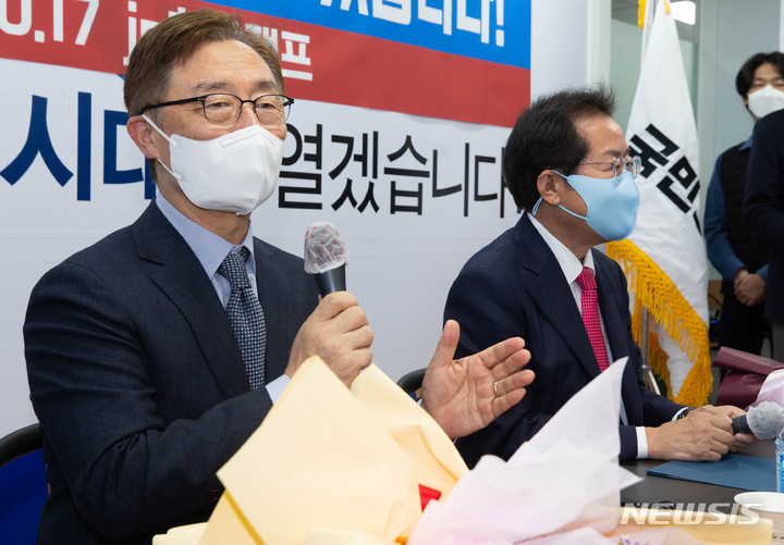 [서울=뉴시스] 국회사진기자단 = 최재형(왼쪽) 전 감사원장이 17일 오전 서울 여의도 홍준표 의원 사무실에서 열린 최 전 원장 영입 행사에서 취재진의 질문에 답변하고 있다. 2021.10.17. photo@newsis.com