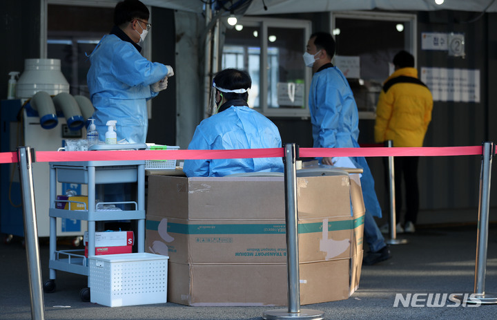 [서울=뉴시스] 백동현 기자 = 전국 대부분 지역에 한파특보가 내려진 17일 오전 서울 중구 서울역광장 임시선별검사소에서 의료진이 박스 안에 앉아있다. 서울에 10월 중 한파특보가 내려진 것은 2004년 이후 17년 만에 처음이다. 2021.10.17. livertrent@newsis.com