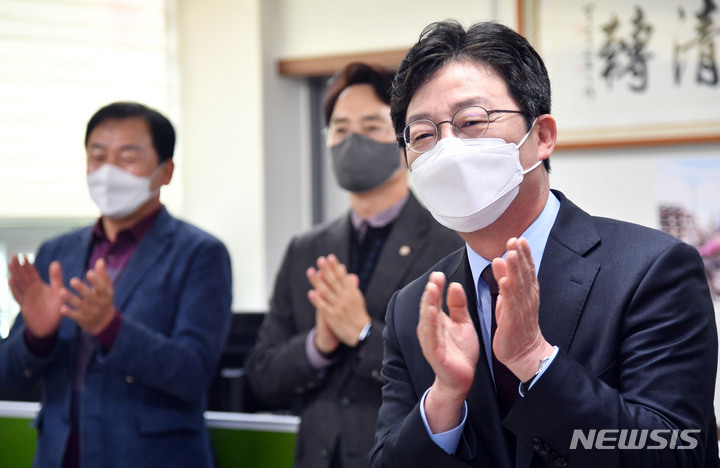 [부산=뉴시스] 하경민 기자 = 국민의힘 유승민 대선 경선 후보가 17일 부산 강서구 북강서을 당원협의회를 방문, 당원들과 인사하고 있다. 2021.10.17. yulnetphoto@newsis.com