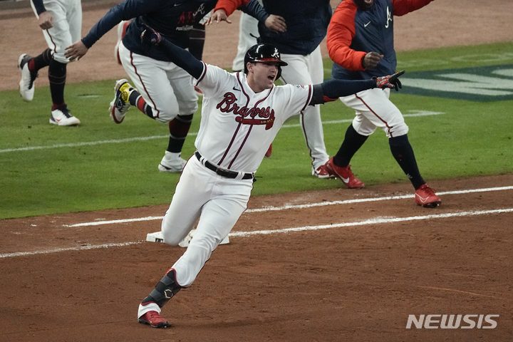 [애틀랜타=AP/뉴시스] 애틀랜타 브레이브스의 오스틴 라일리의 9회말 끝내기 안타.