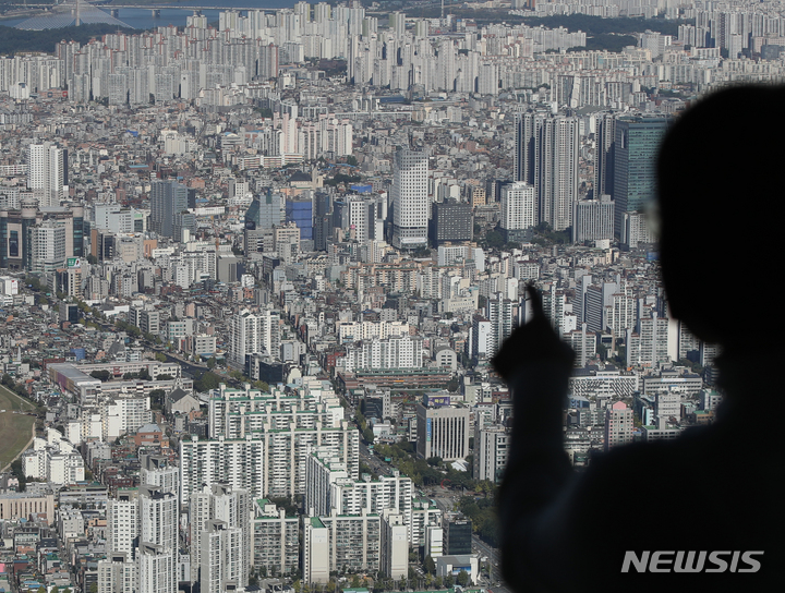 [서울=뉴시스] 조수정 기자 = 17일 서울 송파구 롯데월드타워 전망대 서울스카이에서 바라본 서울 시내 아파트와 오피스텔. 2021.10.17. chocrystal@newsis.com