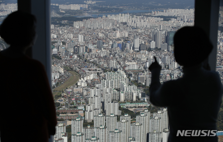 [서울=뉴시스] 조수정 기자 = 서울 송파구 롯데월드타워 전망대 서울스카이에서 바라본 서울 시내 아파트와 오피스텔. 2021.10.17. chocrystal@newsis.com