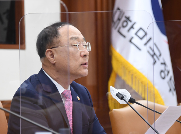 [세종=뉴시스] 홍남기 경제부총리 겸 기획재정부 장관이 18일 서울 광화문 정부서울청사에서 열린 '제1차 대외경제안보 전략회의'를 주재, 모두발언을 하고 있다. (사진=기재부 제공) *재판매 및 DB 금지