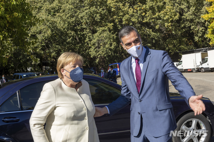 [카세레스(스페인)=AP/뉴시스]페드로 산체스 스페인 총리(오른쪽)가 스페인 내 성매매를 금지하겠다는 공약을 재확인했다. 사진은 지난 14일 촬영.2021.10.18.