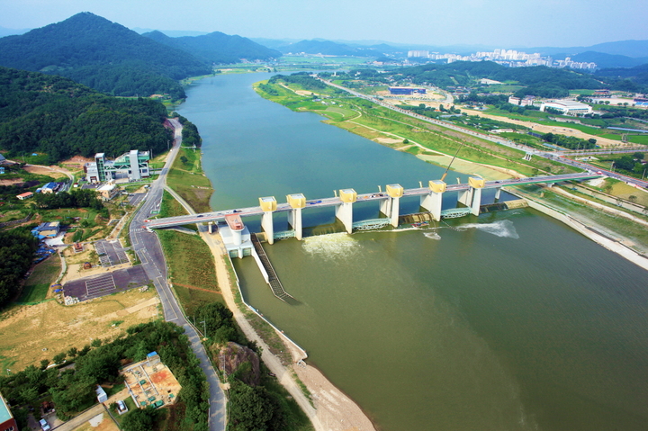 [뉴시스=공주]충남 공주보 항공사진.2021.10.18.(사진=공주시 제공) *재판매 및 DB 금지