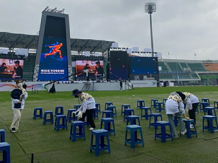 [안동=뉴시스] 개막식 행사 준비를 돕고 있는 자원봉사자들. (사진=경북도 제공) 2021.10.18 *재판매 및 DB 금지