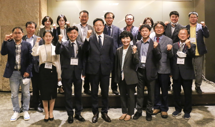 남원시가 과거 백제·신라의 경계선에 있던 '아막성'의 사적지정을 위해 개최한 '문헌과 고고학으로 본 남원 아막성의 가치와 의미'의 학술대회, 학술대회에 참여한 전문연구자 등 관계자들이 기념사진을 찍고 있다. *재판매 및 DB 금지