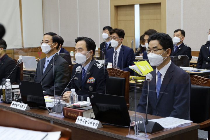 [부산=뉴시스] 제갈수만 기자 = 18일 오후 국회 기획재정위원회가 부산지방국세청·한국은행 부산본부, 부산세관에 대한 현장 국정감사를 실시하고 있다. 2021.10.18. (사진=부산세관 제공) photo@newsis.com *재판매 및 DB 금지