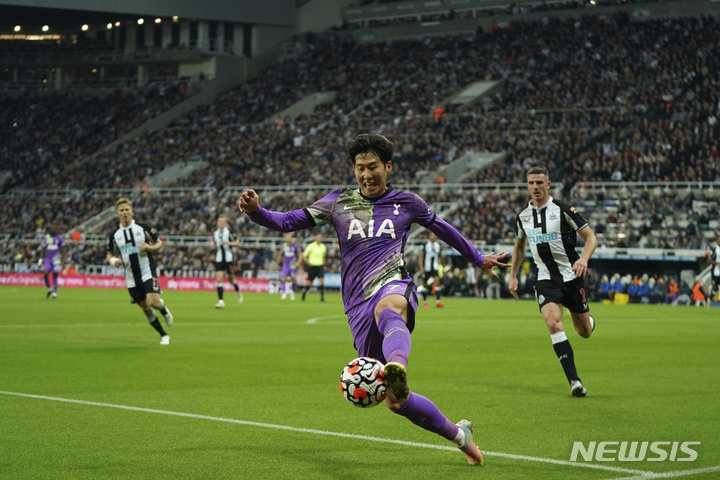 [뉴캐슬=AP/뉴시스] 손흥민이 17일(현지시간) 영국 뉴캐슬의 세인트 제임스 파크에서 열린 2021-22 잉글랜드 프리미어리그(EPL) 8라운드 뉴캐슬과의 경기에 선발 출전해 경기하고 있다. 손흥민은 해리 케인의 도움으로 시즌 4호 골을 넣으며 팀의 3-2 승리를 이끌었다. 2021.10.18.