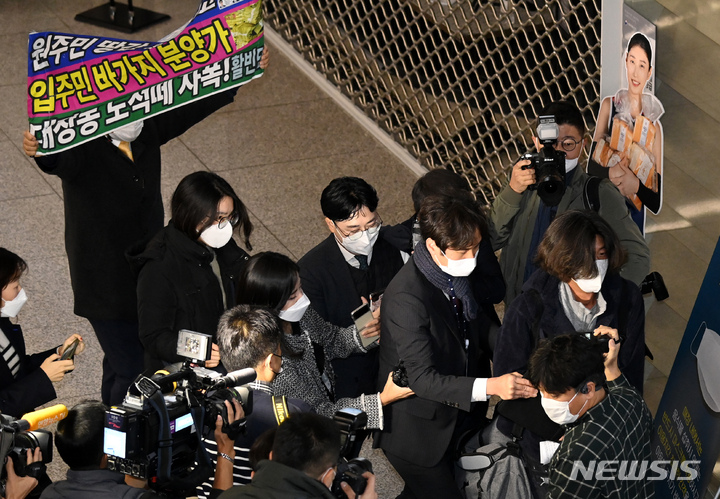 [인천공항=뉴시스] 조수정 기자 = 성남 대장동 개발 로비·특혜 의혹의 핵심 인물인 남욱 변호사가 지난해 10월18일 오전 인천국제공항 2터미널에 도착한 후 검찰에 체포돼 이동하고 있다. 천화동인 4호 소유주인 남 변호사는 검찰 수사 전 미국으로 떠났다가 한 달 만에 귀국했다. (공동취재사진) 2021.10.18. photo@newsis.com