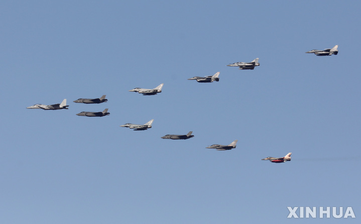 [ 예루살렘=신화/뉴시스] 예루살렘 상공에서 17일(현지시간) 국제 8개국 공군 합동훈련에 참가한 최신형 전투기들이 편대비행을 하고 있다.&nbsp; 