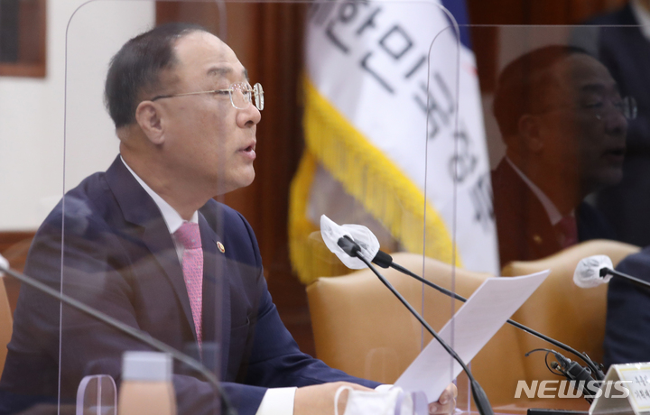 [서울=뉴시스] 김명원 기자 = 홍남기 경제부총리 겸 기획재정부 장관이 18일 오전 서울 종로구 정부서울청사에서 열린 제1차 대외경제안보 전략회의에 참석해 발언하고 있다. 2021.10.18. kmx1105@newsis.com