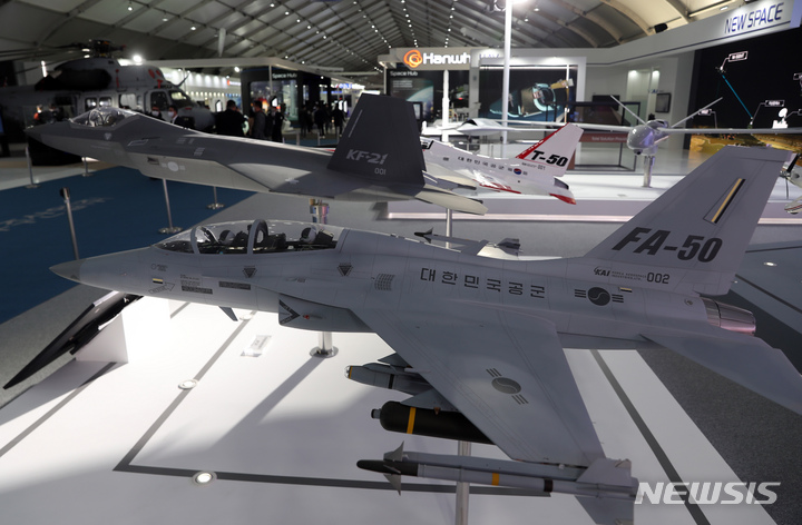 [성남=뉴시스] 고승민 기자 = 18일 서울공항에서 열린 '서울 국제 항공우주 및 방위산업 전시회 2021' 프레스데이에서 전시 관계자 및 취재진이 항공기, 무기체계 등 각종 전시를 살펴보고 있다. 2021.10.18. kkssmm99@newsis.com