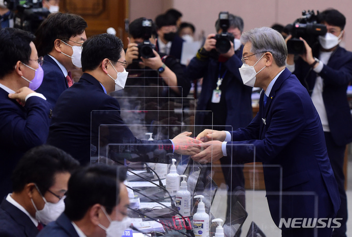 [수원=뉴시스] 전신 기자 = 더불어민주당 대선 후보인 이재명 경기지사가 18일 경기도청에서 열린 국회 행정안전위원회의 경기도에 대한 국정감사에서 박수영 국민의힘 의원과 인사를 나누고 있다. (공동취재사진) 2021.10.18. photo@newsis.com