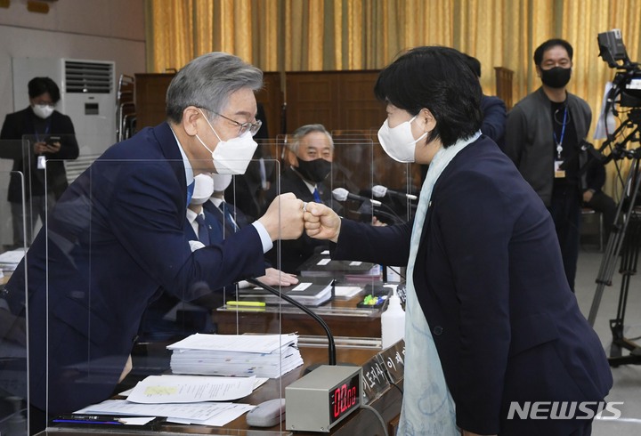 [수원=뉴시스] 국회사진기자단 = 더불어민주당 대선 후보인 이재명 경기지사가 18일 경기도청에서 열린 국회 행정안전위원회의 경기도에 대한 국정감사에서 서영교 위원장과 인사하고 있다. (공동취재사진) 2021.10.18. photo@newsis.com