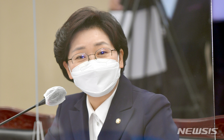 [광주=뉴시스] 류형근 기자 = 18일 오전 광주 북구 광주국세청에서 국회 기획재정위원회가 광주지방국세청·한국은행광주전남·목포본부에 대한 현장 국정감사를 실시하고 있는 가운데 무소속 양향자 의원이 질의를 하고 있다. 2021.10.18. hgryu77@newsis.com