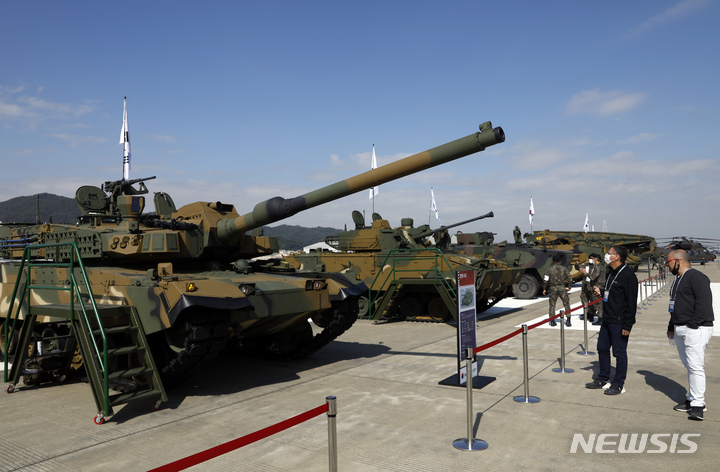 [성남=뉴시스] 고승민 기자 = 18일 서울공항에서 열린 '서울 국제 항공우주 및 방위산업 전시회 2021' 프레스데이에서 참가자들이 K2전차 등을 살펴보고 있다. 2021.10.18. kkssmm99@newsis.com
