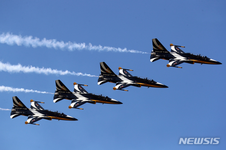 [성남=뉴시스] 고승민 기자 = 18일 서울공항에서 열린 '서울 국제 항공우주 및 방위산업 전시회 2021' 프레스데이에서 공군 특수비행팀 블랙이글스가 편대비행을 선보이고 있다. 2021.10.18. kkssmm99@newsis.com