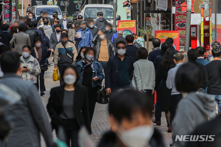 [서울=뉴시스] 권창회 기자 = 현행 사회적 거리두기 단계가 2주 연장된 18일 오후 서울 시내 식당가에서 직장인들이 점심시간을 맞아 식사하러 이동하고 있다. 수도권을 비롯한 4단계 지역은 시간관계없이 접종 완료자 4~8명을 포함해 최대 8명까지 모일 수 있다.  4단계 지역의 식당·카페 영업 시간은 밤 10시까지 제한되지만 독서실·스터디카페·공연장·영화관 등은 밤 12시까지 운영할 수 있다. 2021.10.18. kch0523@newsis.com