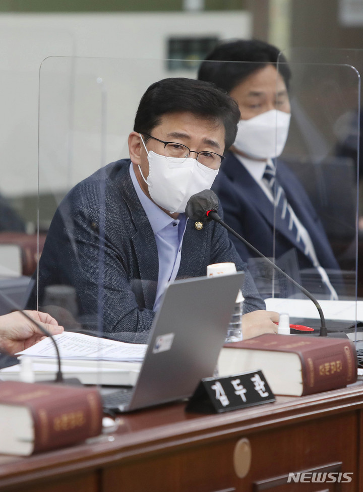 [대구=뉴시스] 이무열 기자 = 고용진 더불어민주당 의원이 18일 오전 대구 달서구 정부대구지방합동청사에서 열린 2021년도 국회 기획재정위원회의 대구지방국세청, 한국은행 대구경북·포항본부 국정감사에서 질의하고 있다. 2021.10.18. lmy@newsis.com