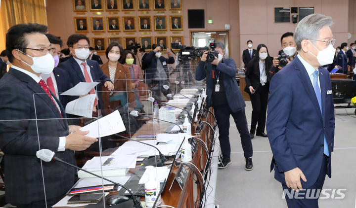 [수원=뉴시스] 경기사진공동취재단 = 더불어민주당 대선 후보인 이재명 경기도지사가 18일 경기도 수원시 경기도청에서  열린 국회 행정안전위원회의 경기도에 대한 국정감사에서 오전 일정을 마치고 김용판 국민의힘 의원과 논쟁를 벌인 뒤 이동하고 있다. 2021.10.18. photo@newsis.com