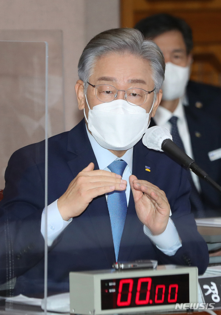 [수원=뉴시스] 경기사진공동취재단 = 더불어민주당 대선 후보인 이재명 경기지사가 18일 경기도 수원시 경기도청에서 열린 국회 행정안전위원회의 경기도에 대한 국정감사에서 의원 질의에 답변하고 있다. 2021.10.18.photo@newsis.com