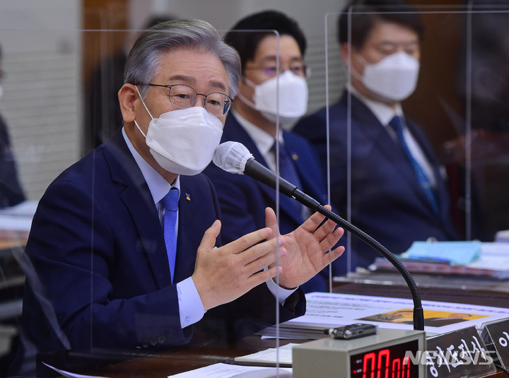 [수원=뉴시스] 국회사진기자단 = 더불어민주당 대선 후보인 이재명 경기지사가 18일 경기도청에서 열린 국회 행정안전위원회의 경기도에 대한 국정감사에서 의원 질의에 답변하고 있다. (공동취재사진) 2021.10.18. photo@newsis.com