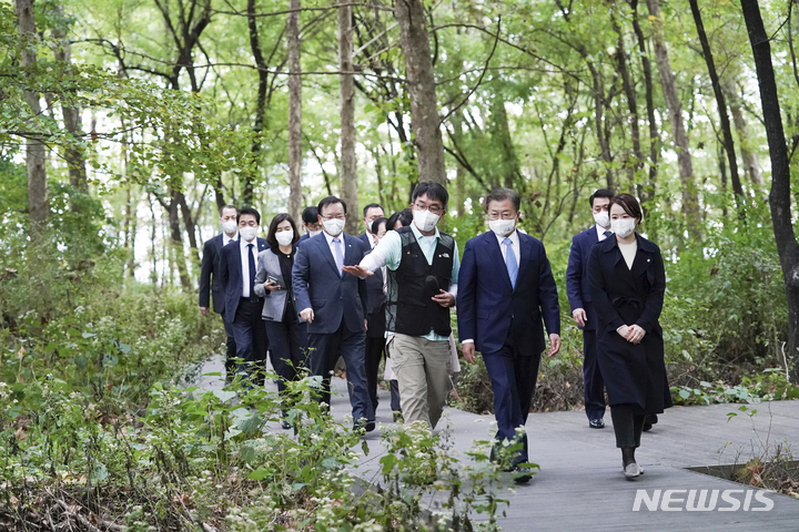 [서울=뉴시스] 전진환 기자 = 문재인 대통령이 18일 오후 서울 용산구 노들섬에서 열린 2050 탄소중립위원회 제2차 전체회의를 마친 후 맹꽁이 숲을 탐방하고 있다. 2021.10.18. amin2@newsis.com