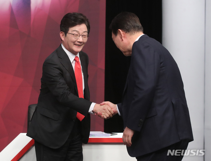 [부산=뉴시스] 유승민(왼쪽), 윤석열 국민의힘 대통령선거 경선 후보가 18일 오후 부산 수영구 부산MBC에서 열린 부산·울산·경남 합동토론회에 참석해 인사를 나누고 있다. (사진공동취재단) 2021.10.18. photo@newsis.com