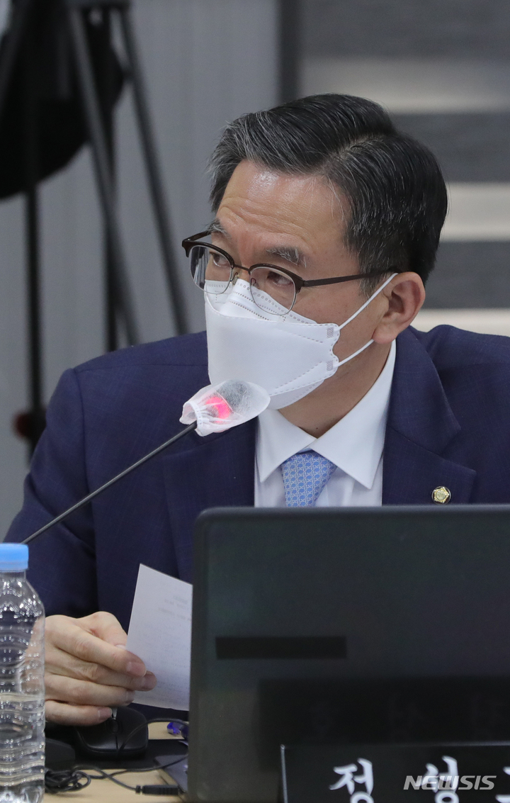 [전주=뉴시스] 김얼 기자 = 더불어민주당 정성호 의원이 18일 전북 전주시 한국은행 전북본부에서 열린 2021년도 기획재정위원회 국정감사에 참석해 질의를 하고 있다. (전북사진기자협회 공동취재사진) 2021.10.18. pmkeul@newsis.com