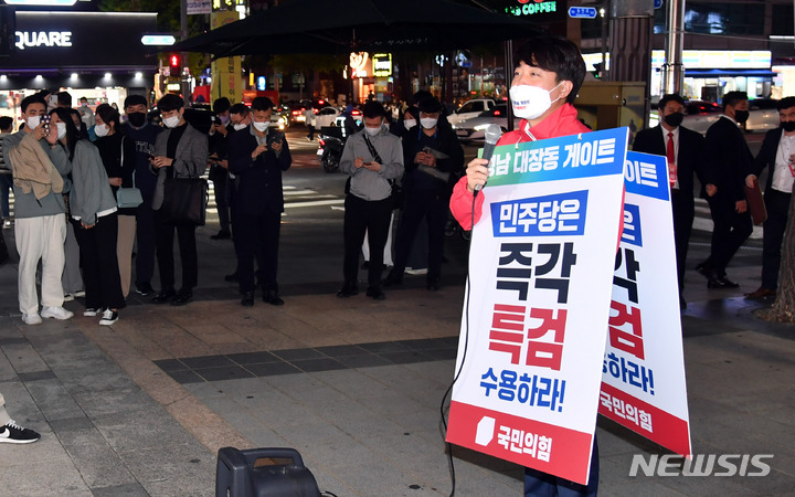 [부산=뉴시스] 하경민 기자 = 이준석 국민의힘 대표가 18일 오후 부산 부산진구의 한 백화점 앞에서 '대장동 게이트 특검'을 촉구하는 발언을 하고 있다. 2021.10.18. yulnetphoto@newsis.com