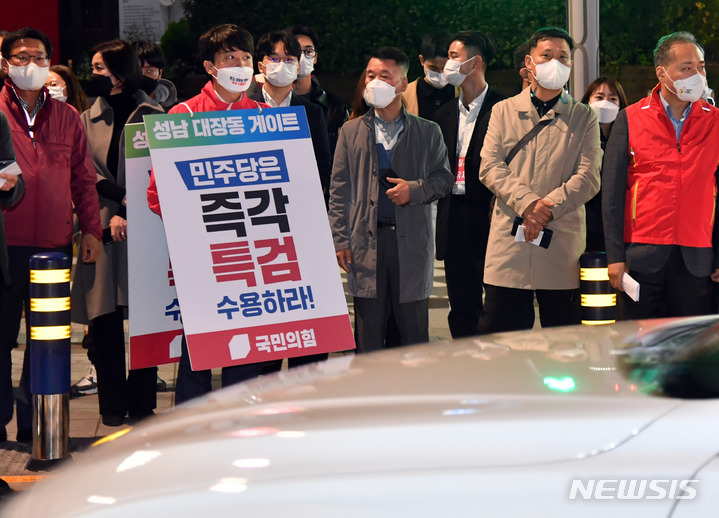 [부산=뉴시스] 하경민 기자 = 이준석 국민의힘 대표가 18일 오후 부산 부산진구의 한 백화점 앞에서 '대장동 게이트 특검'을 촉구하는 도보 1인 시위를 펼치고 있다. 2021.10.18. yulnetphoto@newsis.com