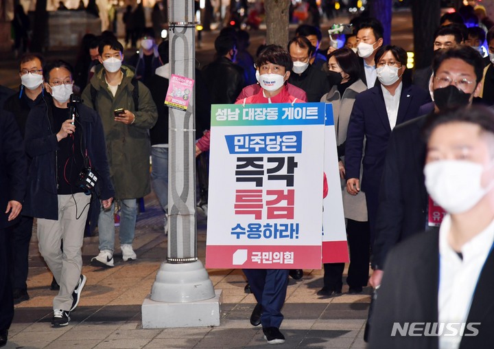 [부산=뉴시스] 하경민 기자 = 이준석 국민의힘 대표가 18일 오후 부산 부산진구의 한 백화점 앞에서 '대장동 게이트 특검'을 촉구하는 도보 시위를 펼치고 있다. 2021.10.18. yulnetphoto@newsis.com