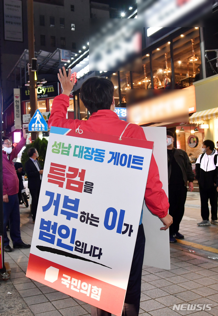 [부산=뉴시스] 하경민 기자 = 이준석 국민의힘 대표가 18일 오후 부산 부산진구의 한 백화점 앞에서 '대장동 게이트 특검'을 촉구하는 도보 시위를 펼치던 중 음식점에 있는 시민들에게 손을 들어 인사하고 있다. 2021.10.18. yulnetphoto@newsis.com