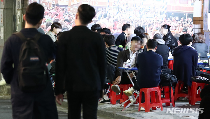 [서울=뉴시스] 이영환 기자 = 지난 10월18일 오후 서울 시내의 한 술집에서 시민들이 모임을 하고 있다. 2021. 10. 18. 20hwan@newsis.com