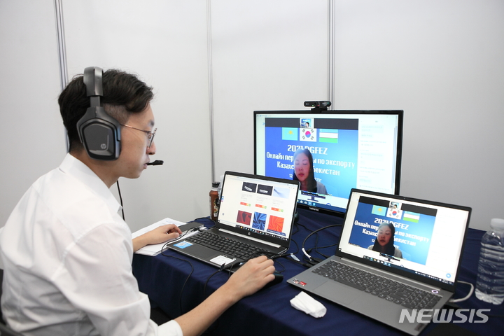 [대구=뉴시스]대구경북경제자유구역청이 카자흐스탄·우즈베키스탄 업체를 대상으로 대구경북경제자유구역 내 입주기업 9개사의 수출지원을 위한 화상수출상담회 모습이다(사진=대구경북경제자유구역청 제공) 2021.10.19. photo@newsis.com 