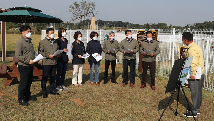 [익산=뉴시스] 강명수 기자 =전북 익산시의회 산업걸설위원회가 19일 반려동물놀이터를 찾아 관계자로부터 운영 현황을 청취하고 있다. (사진 =익산시의회 제공) 2021.10.19. photo@newsis.com *재판매 및 DB 금지