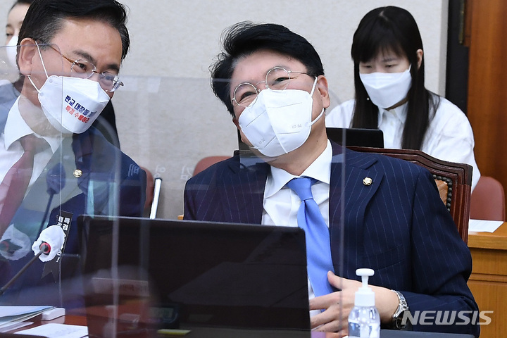 [서울=뉴시스] 전신 기자 = 장제원 국민의힘 의원이 아들 노엘(본명 장용준)이 구속 송치된 19일 오전 서울 여의도 국회에서 열린 법제사법위원회의 법제처에 대한 국정감사에 자리하고 있다. (공동취재사진) 2021.10.19. photo@newsis.com