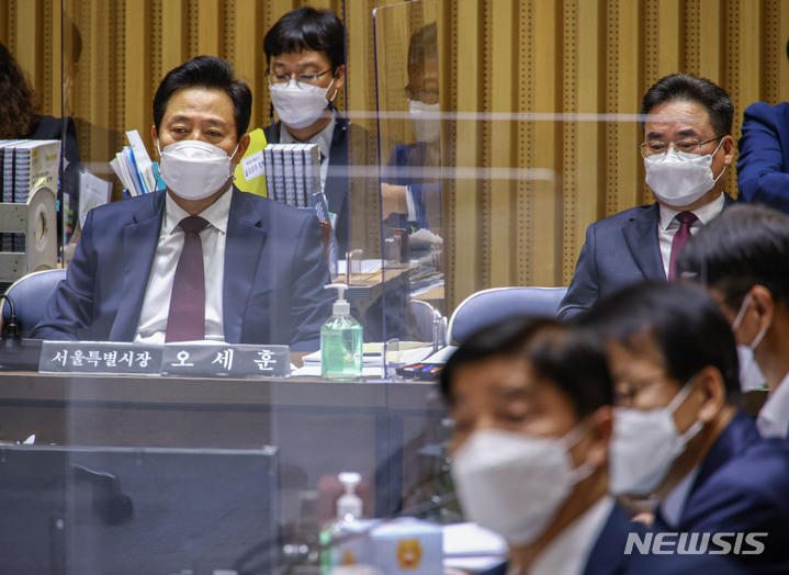 [서울=뉴시스] 국회사진기자단 = 오세훈 서울시장이 19일 서울시청에서 열린 국회 행정안전위원회의 서울특별시 국정감사에 출석해 있다. 2021.10.19. photo@newsis.com