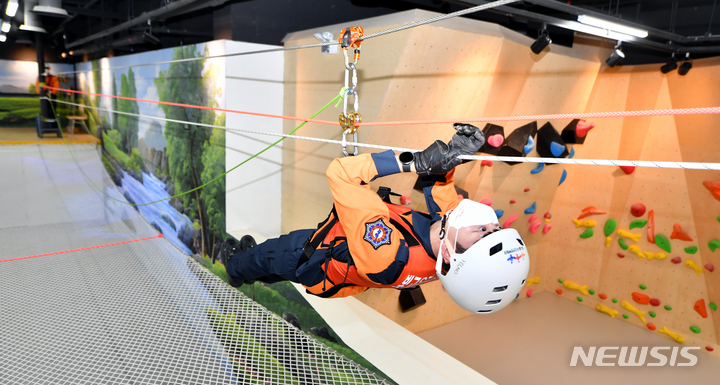 [광주=뉴시스] 류형근 기자 = 19일 오후 광주 북구 오치동에 빛고을국민안전체험관이 개관한 가운데 소방대원이 계곡에 고립된 시민을 구조하는 외줄타기 시범을 보이고 있다. 2021.10.19. hgryu77@newsis.com