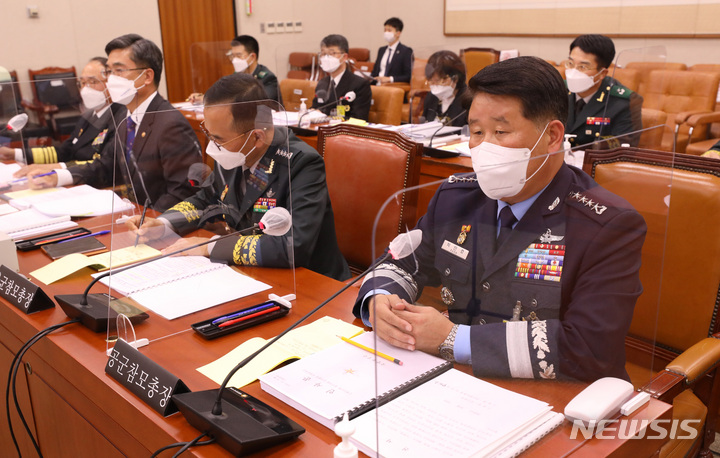 [서울=뉴시스] 전신 기자 = 박인호 공군참모총장이 19일 오후 서울 여의도 국회에서 열린 법제사법위원회의 군사법원에 대한 국정감사에서 성추행 피해를 신고하고 극단적 선택을 한 고 이예람 중사 사건 관련 질의에 답하고 있다. (공동취재사진) 2021.10.19. photo@newsis.com