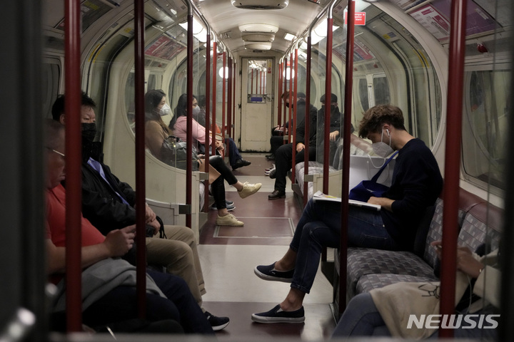 [런던=AP/뉴시스]영국 런던 지하철 안의 승객들이 마스크를 쓰고 있다. 2021.10.4.